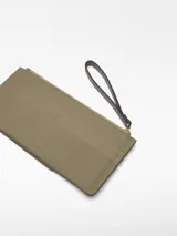 Monedero grande de piel bovina color beige, con cierre de cremallera, correa de muñeca, bolsillo frontal y tarjetero en la parte trasera.