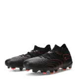 Championes de fútbol Puma Future 9 Match FG/AG, color negro con detalles en rojo. Presentan un diseño de corte medio con cuello elástico, superficie texturizada para mejor control del balón y suela con tapones diseñados para césped natural y artificial.