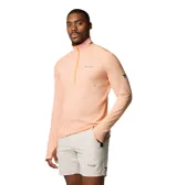Buzo de hombre Columbia Titanium Summit Valley Half Zip, color salmón con cierre naranja en el cuello. Confeccionado en tejido de secado rápido, refrescante y reflectante del sol.