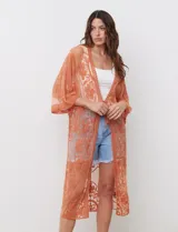 Kaftan largo color naranja, de micro tul bordado con motivos florales.