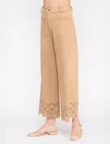 Pantalón de tiro alto color beige, marca Allie Rose, confeccionado en tela símil gamuza. Presenta pretina con pasadores, botón y cierre, bolsillos delanteros y ruedo con diseño calado. De pierna ancha.