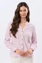 Camisa rayada de manga larga con cuello mao y cierre frontal de botones. Confeccionada en mezcla de lino y algodón.