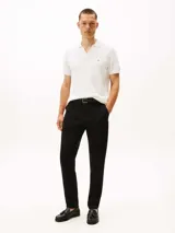 Pantalón de sarga Tommy Hilfiger modelo Harlem, de corte recto y diseño clásico con cuatro bolsillos, cierre de botón y cremallera.