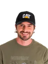 Gorro tipo gorra de béisbol color negro con el logo de Caterpillar bordado en el frente en blanco y amarillo.
