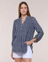 Blusa de corte holgado y longitud extendida en color azul marino con diseño de rayas texturizadas en tono claro. Cuenta con escote en V prolongado, cuello mao, pechera corta con botones a tono, y mangas tres cuartos regulables con presilla y botón. Presenta bajo redondeado con aberturas laterales pronunciadas.