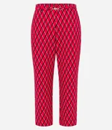 Pantalón recto de crepé color rojo con estampado geométrico, detalle metálico en la cintura y bolsillos laterales.