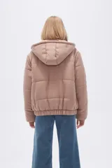 Campera negra corta de poliéster, con capucha y cierre frontal con cremallera.