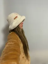 Gorro tipo bucket de peluche color marrón.