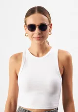 Lentes de sol redondos color champagne con lentes grises. Fabricados con acetato biodegradable y lentes de PMMA reciclado.