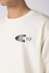 Remera oversize de manga corta y cuello redondo, color blanco off-white, confeccionada en jersey pesado 100% algodón. Cuenta con una pequeña estampa en el pecho con la inscripción 'VCP'.