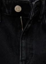 Jeans de corte recto y tiro medio, confeccionados en tejido de algodón estilo tejano vaquero. Presentan cierre de cremallera y botón, trabillas en la cintura, dos bolsillos laterales y dos bolsillos de parche en la parte posterior.