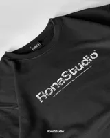 Conjunto urbano compuesto por remera de corte oversize con estampado frontal efecto desgastado y bermuda de calce amplio con cintura elástica y cordón ajustable.