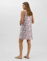 Camisón corto de tejido soft, sin mangas, con escote redondo, aplique de botones y detalle plisado en el frente. Estampado floral en tonos rosados y grises.