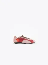 Zapatillas de estilo urbano confeccionadas en nylon plateado con detalles de cuero vacuno descarne en gris y negro. Cuentan con cordones negros y suela de goma.