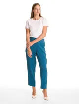 Pantalon de corte relajado color beige, con cintura plana en el frente y elástica en la parte posterior. Presenta pierna de corte recto, bolsillos laterales diagonales y bolsillos traseros simulados.