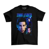 Remera negra de algodón con estampado gráfico frontal inspirado en la película Zoolander, presentando múltiples imágenes del personaje principal con efectos de iluminación en tonos azules.