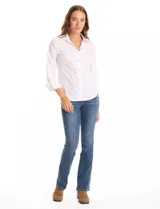 Camisa blanca de algodón con cuello clásico, cierre frontal con botones nacarados, mangas tres cuartos con puños anchos rebatibles y corte entallado con pinzas.