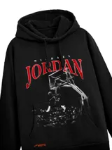 Hoodie negro de corte amplio con estampa frontal de Michael Jordan en acción y letras en color rojo. Cuenta con capucha con cordones ajustables, bolsillo tipo canguro y puños acanalados.