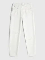 Jean blanco de corte amplio, talle alto y estilo balloon, con efecto desgastado en las rodillas y ruedo desflecado.