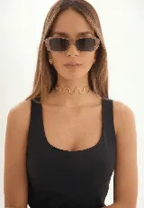 Lentes de sol con armazón rectangular de carey y cristales oscuros, con protección UV400.