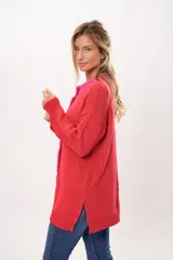 Saco rojo de algodón con detalles en relieve y terminaciones en crochet fucsia.