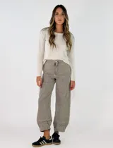Pantalón de gabardina color gris con efecto lavado, de corte recto y holgado, con detalle de costura horizontal en el ruedo.