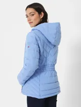 Campera puffer celeste con capucha y cierre frontal con cremallera.