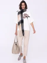 Sweater gris de manga corta con bordado de flor en el frente.