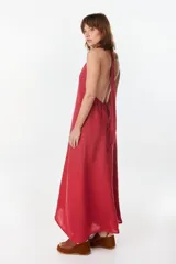 Vestido largo marrón de corte fluido y caída recta, con escote halter y tirantes anchos.