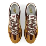 Championes New Balance modelo 471, combinación de tonos marrones y tostados, con el logo 'N' en el lateral en color beige. Confeccionados con una mezcla de materiales que incluye ante en la puntera, detalles en piel y suela de goma estriada.