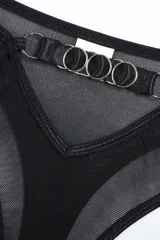 Conjunto de lencería de dos piezas negro con transparencias, compuesto por un bralette con cuello alto y detalle de argollas metálicas, y una tanga a juego con tiras ajustables y argollas.