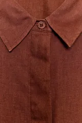 Camisa de lino 100% color beige claro, de manga larga y cuello solapa, con cierre frontal de botones.