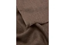Fular liso de color marrón con extremos ligeramente deshilachados.