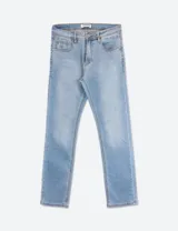 Jean celeste de corte slim.