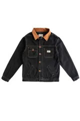 Campera corta de jean negro con cuello de pana marrón, confeccionada en jean grueso 100% algodón de 14 onzas, con costuras marrones en contraste.