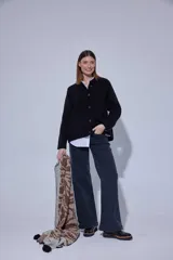 Pantalón de jean con corte recto y tiro medio-alto, de calce relajado y diseño clásico en color azul medio.