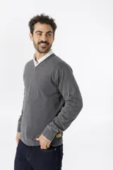 Sweater de algodón con escote en V y acabado stone wash, de manga larga con puños y ruedo acanalados.