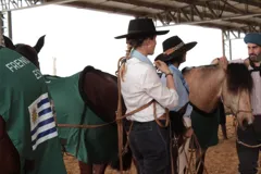 Bombacha de campo de gabardina azul con costuras reforzadas en color blanco, diseño tradicional con ajuste en la cintura.