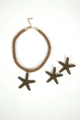 Set de collar y aros con dije de estrella de mar. El collar es de cordón trenzado color dorado con dije de estrella de mar con estampado animal print. Los aros son de estrella de mar con estampado animal print.