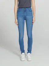 Pantalón de jean azul oscuro, tiro alto, corte super skinny y acabado liso.