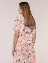 Vestido maxi de gasa con estampado floral en tonos rosados, amarillos y verdes, escote en V cruzado, mangas cortas amplias con abertura y falda larga con niveles fruncidos.