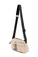 Bandolera color lila de poliéster con correa ajustable, cierre principal y dos bolsillos delanteros.