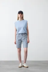 Remera sin mangas negra con hombros marcados y caída recta.