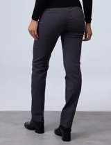 Pantalón de gabardina elastizada color beige, marca Zac & Rachel, corte slim, con pretina con pasadores, botón y cierre. Delantera con tres bolsillos y trasera con bolsillos ojal.