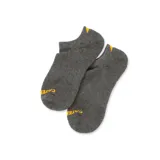 Par de medias cortas tipo soquete color gris oscuro, con logo Caterpillar bordado en amarillo en la puntera y detalle triangular en el talón.