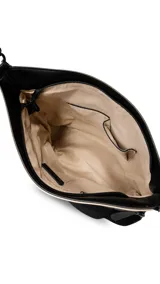 Cartera grande color tostado con detalles en negro, confeccionada en tela impermeable. Cuenta con un amplio compartimento principal, bolsillo frontal con cierre oculto, bolsillo trasero con cierre, asa corta de mano y correa larga desmontable.