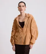 Campera parka deportiva Get Over de color tostado, con capucha, cierre frontal completo y cordones regulables en la cintura y las mangas.
