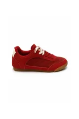 Zapatilla urbana de gamuza roja con suela de goma marrón, cordones blancos con tramado rojo y detalle en el talón.