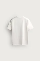 Camiseta de corte regular fit en color blanco, con cuello redondo y mangas cortas.