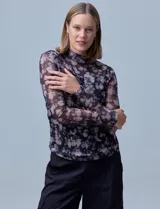 Blusa de microtul estampada con cuello alto y mangas largas.